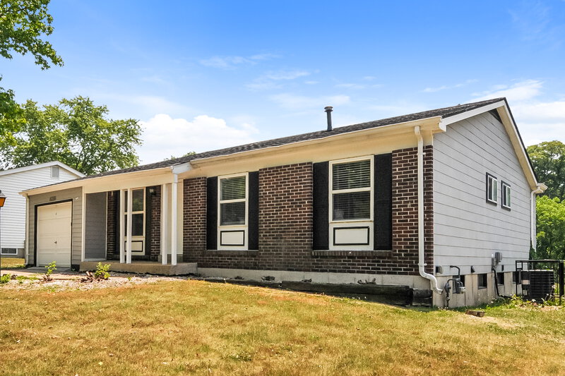 2,130/Mo, 6330 Silver Fox Dr Florissant, MO 63034 Front View
