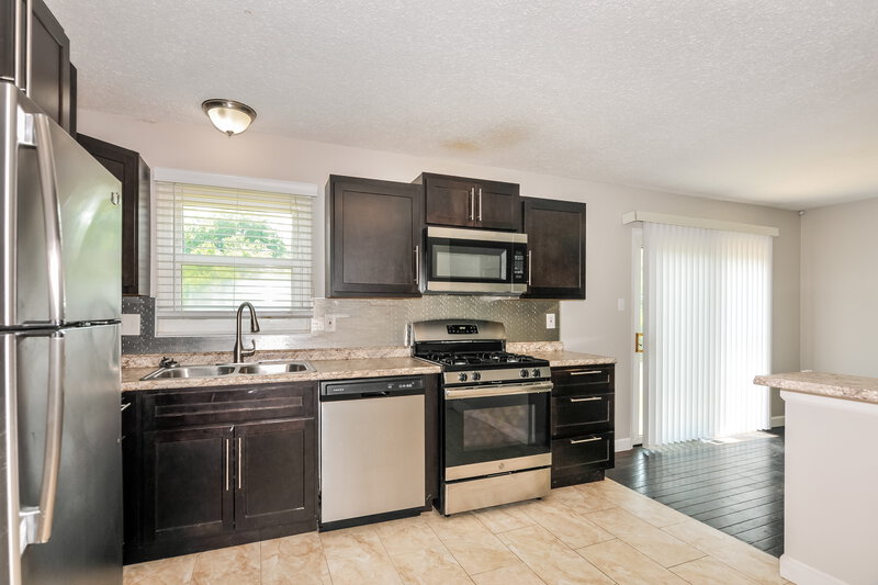 2,130/Mo, 6330 Silver Fox Dr Florissant, MO 63034 Kitchen View 2