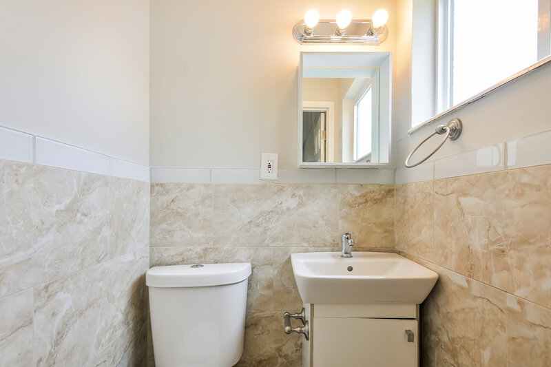 2,130/Mo, 6330 Silver Fox Dr Florissant, MO 63034 Main Bathroom View