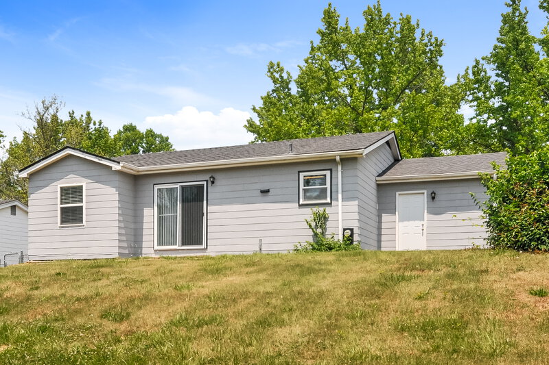 2,130/Mo, 6330 Silver Fox Dr Florissant, MO 63034 Rear View