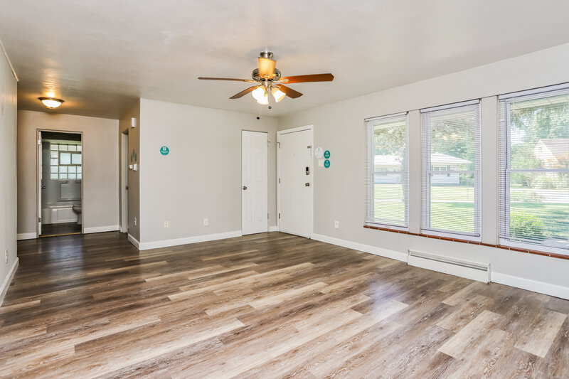 1,695/Mo, 1545 Washington St Florissant, MO 63033 Living Room View