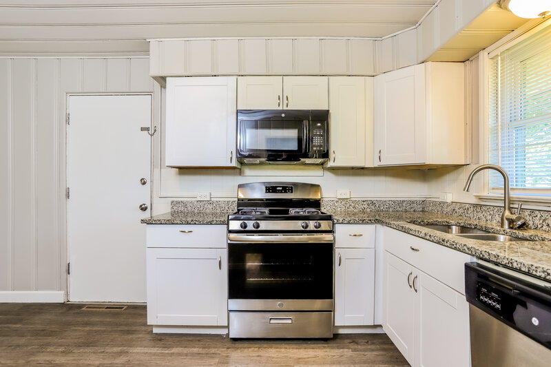 1,695/Mo, 1545 Washington St Florissant, MO 63033 Kitchen View 2