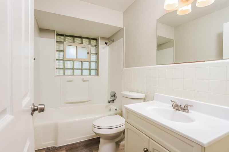 1,695/Mo, 1545 Washington St Florissant, MO 63033 Bathroom View