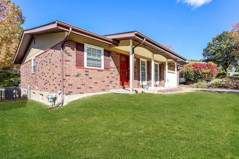 0/Mo, 4451 Rhine Dr Florissant, MO 63033 Front View