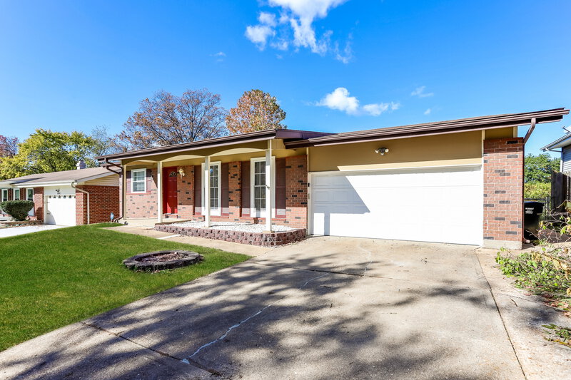 0/Mo, 4451 Rhine Dr Florissant, MO 63033 Front View 2