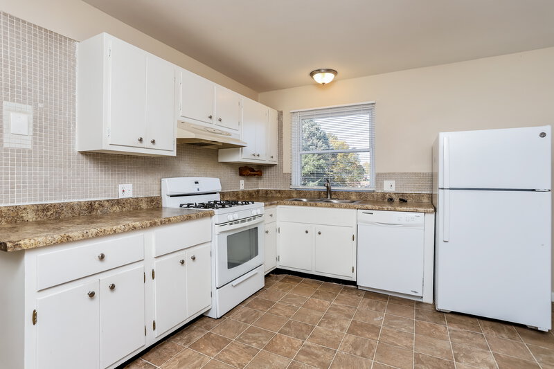 0/Mo, 4451 Rhine Dr Florissant, MO 63033 Kitchen View 2