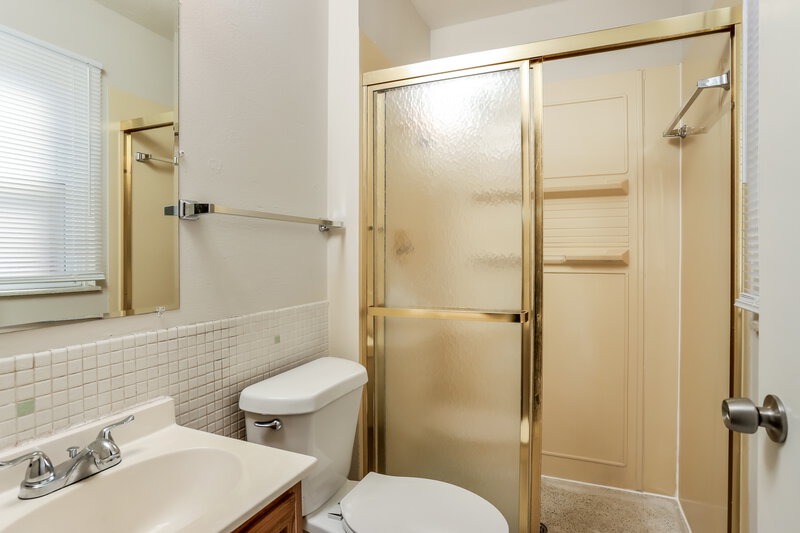 0/Mo, 4451 Rhine Dr Florissant, MO 63033 Main Bathroom View