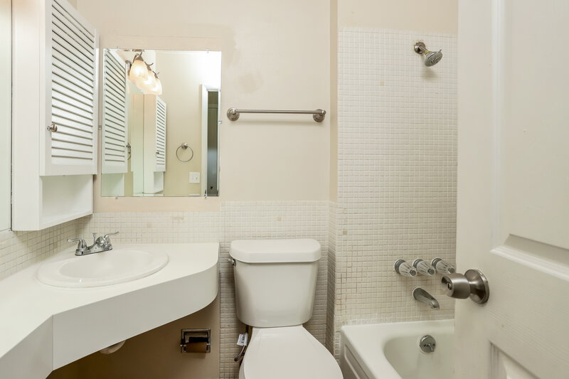 0/Mo, 4451 Rhine Dr Florissant, MO 63033 Bathroom View