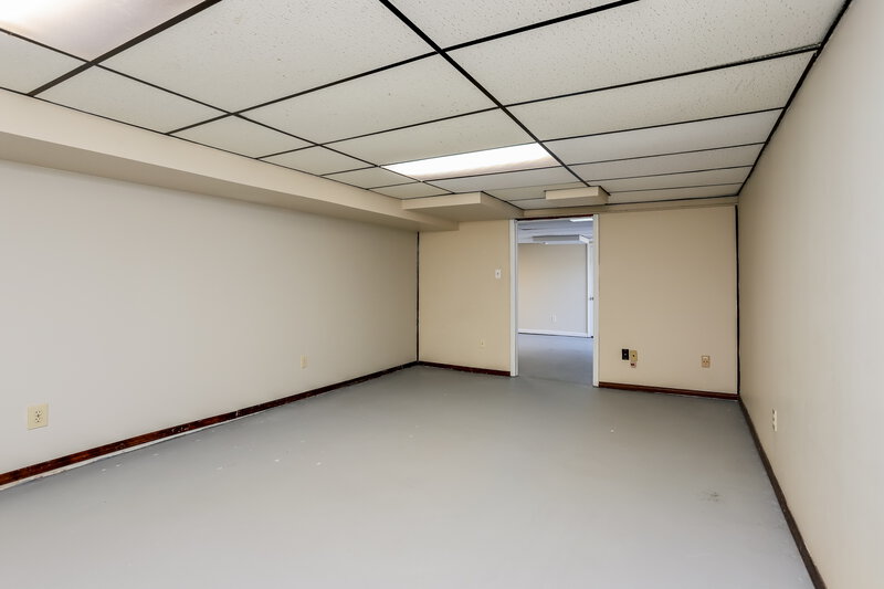 0/Mo, 4451 Rhine Dr Florissant, MO 63033 Garage View