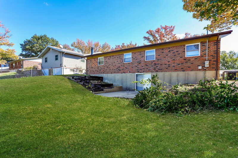 0/Mo, 4451 Rhine Dr Florissant, MO 63033 Rear View 2