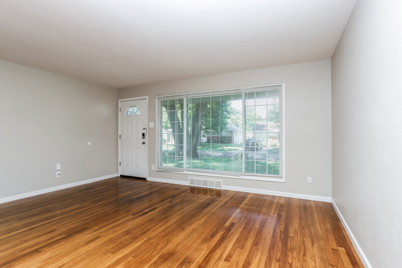 1,610/Mo, 810 Babler Dr Florissant, MO 63031 Living Room View