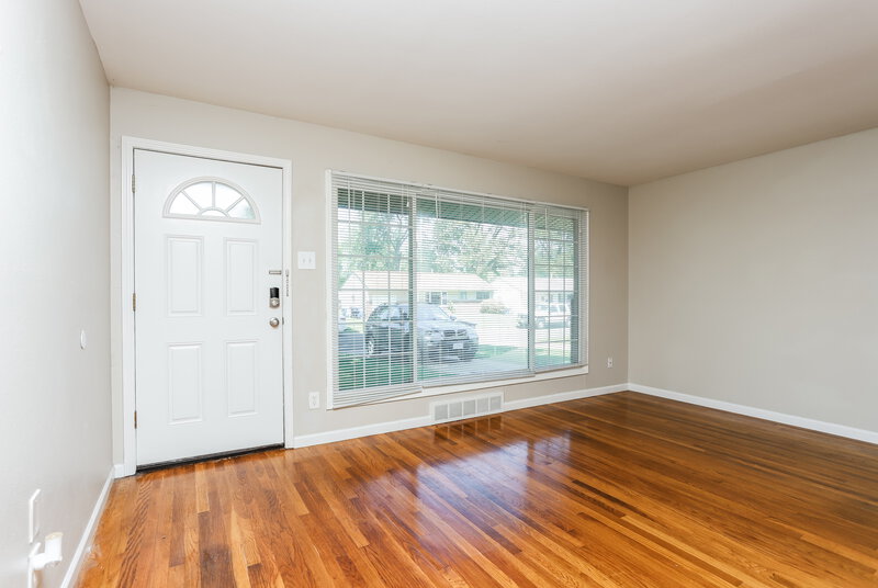 1,610/Mo, 810 Babler Dr Florissant, MO 63031 Living Room View 2