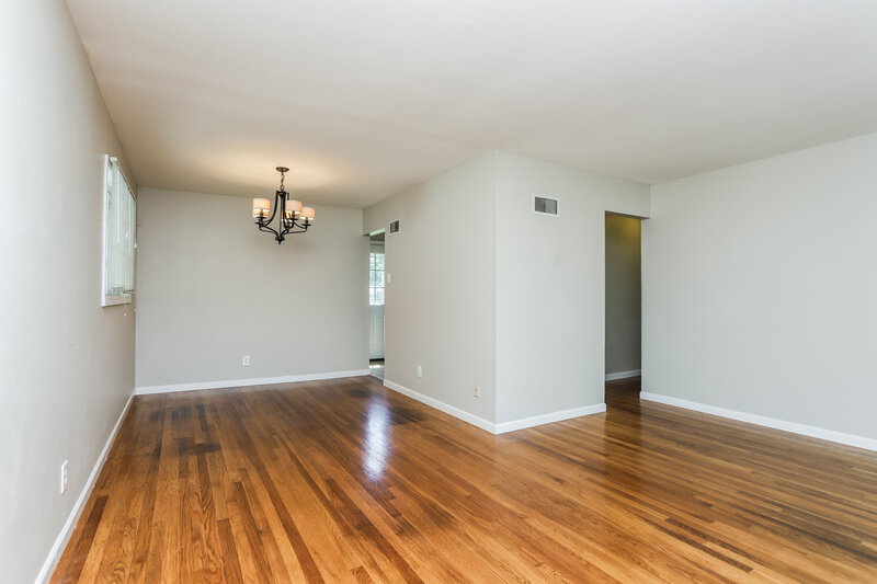 1,610/Mo, 810 Babler Dr Florissant, MO 63031 Dining Area View