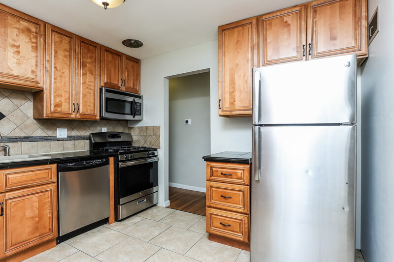 1,610/Mo, 810 Babler Dr Florissant, MO 63031 Kitchen View 2