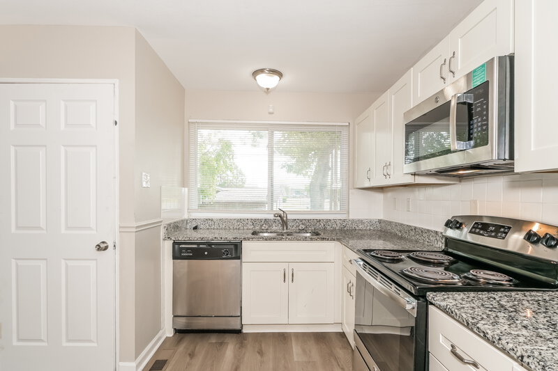 1,725/Mo, 730 Loyola Drive Florissant, MO 63031 Kitchen View 2