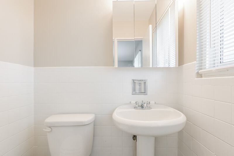 1,725/Mo, 730 Loyola Drive Florissant, MO 63031 Main Bathroom View