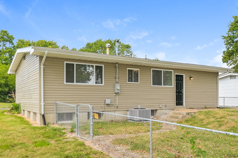 1,725/Mo, 730 Loyola Drive Florissant, MO 63031 Rear View
