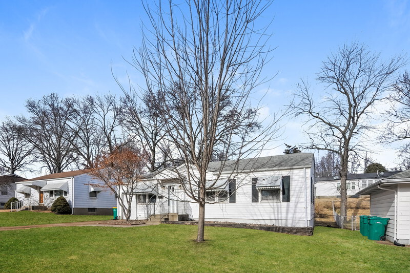 2,550/Mo, 12125 Wensley Road Florissant, MO 63033 Front View 2