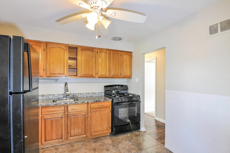 2,550/Mo, 12125 Wensley Road Florissant, MO 63033 Kitchen View