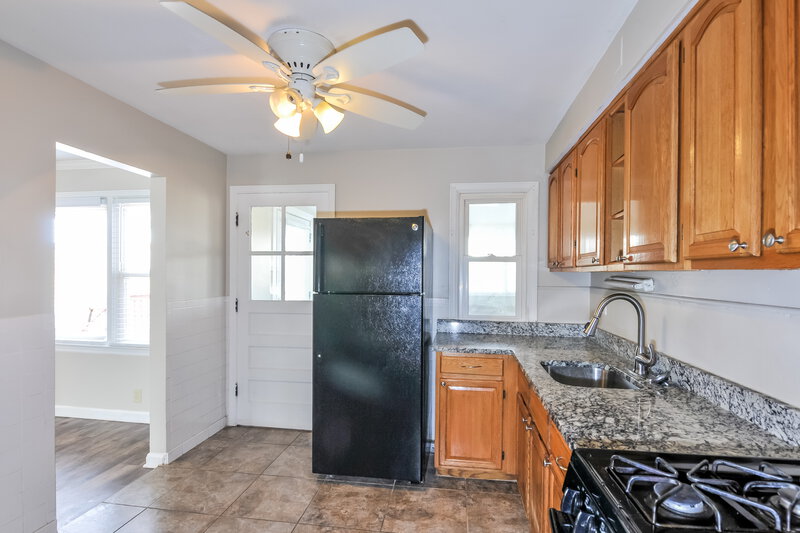 2,550/Mo, 12125 Wensley Road Florissant, MO 63033 Kitchen View 2