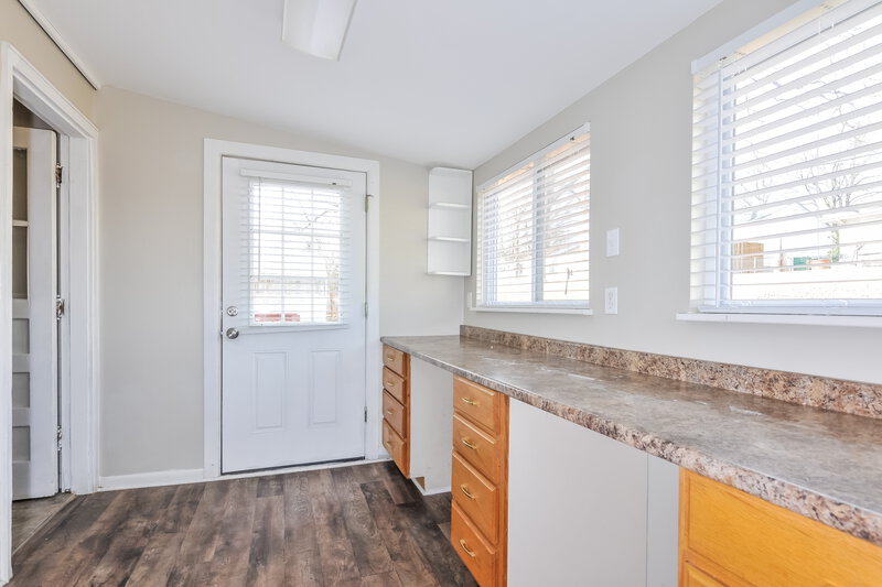 2,550/Mo, 12125 Wensley Road Florissant, MO 63033 Kitchen View 4