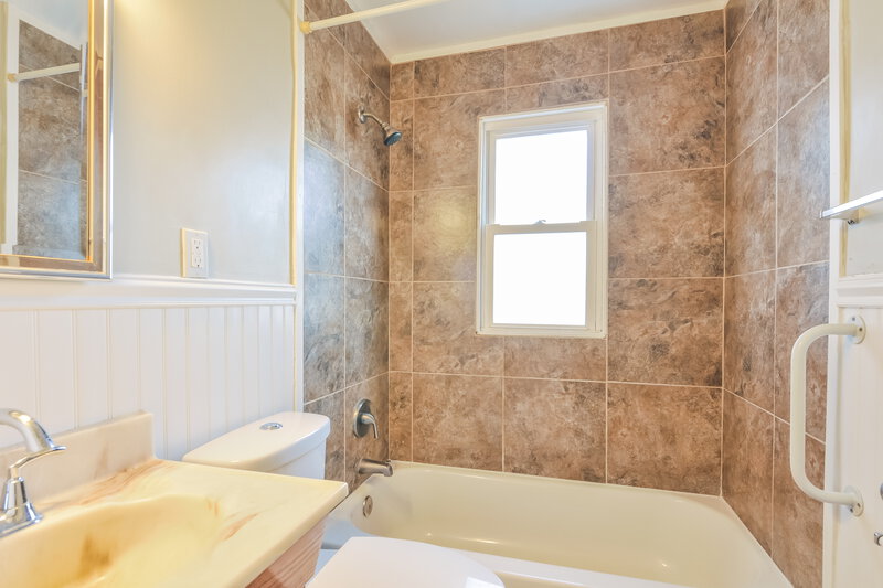 2,550/Mo, 12125 Wensley Road Florissant, MO 63033 Bathroom View