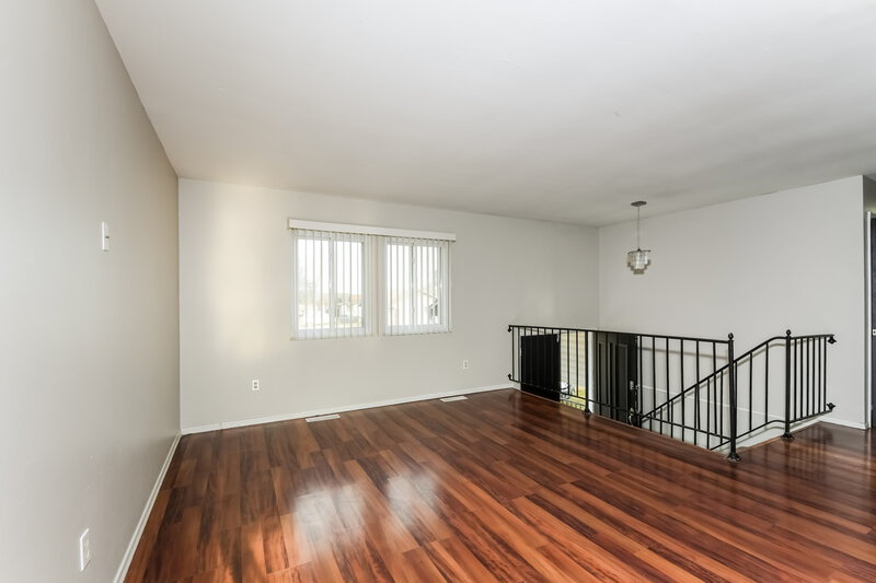 1,565/Mo, 1226 Borden Drive Florissant, MO 63031 Living Room View 2