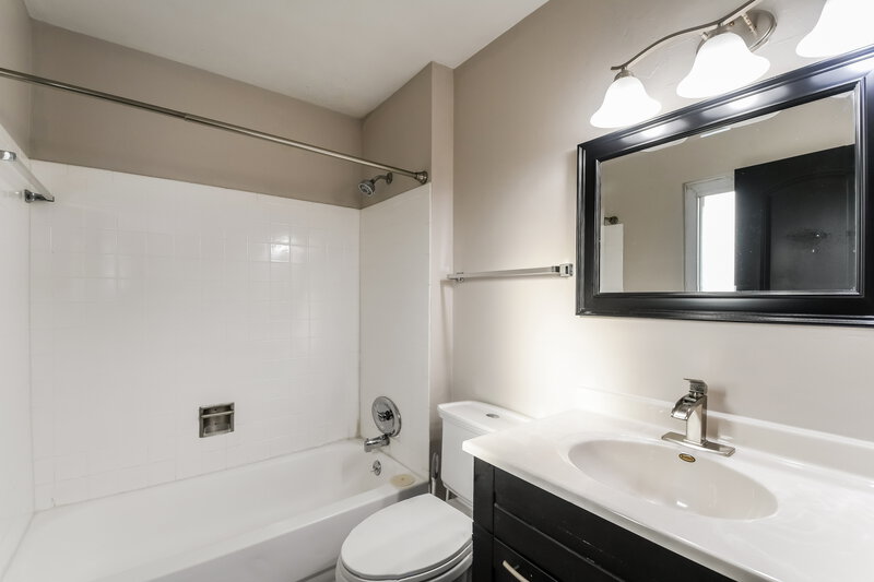 1,565/Mo, 1226 Borden Drive Florissant, MO 63031 Main Bathroom View