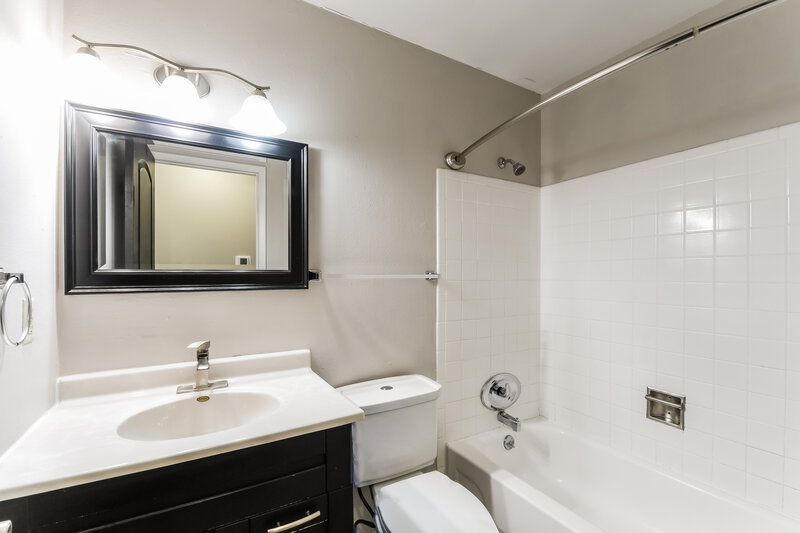 1,565/Mo, 1226 Borden Drive Florissant, MO 63031 Bathroom View