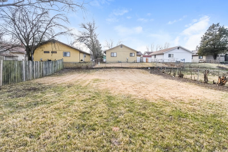 1,565/Mo, 1226 Borden Drive Florissant, MO 63031 Backyard View