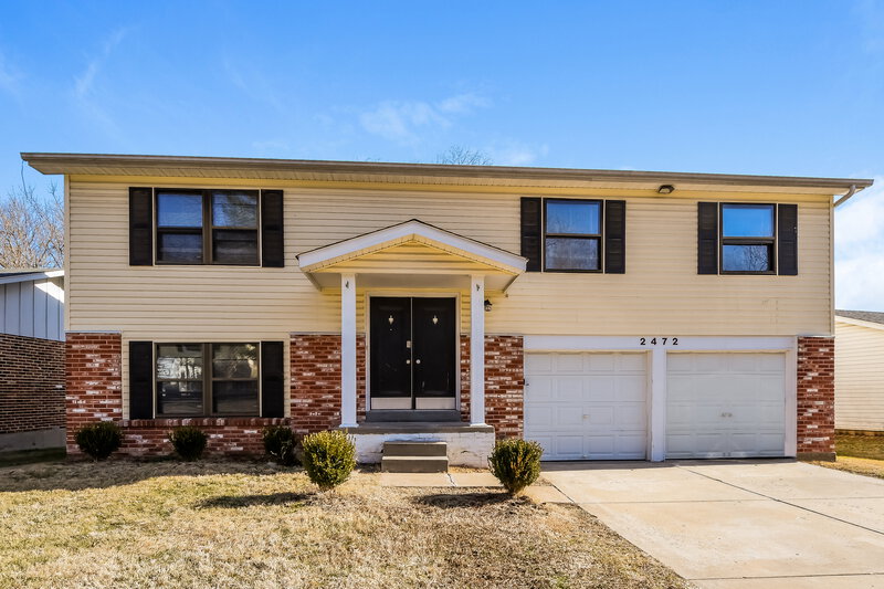 2,300/Mo, 2472 Millvalley Drive Florissant, MO 63031 Front View