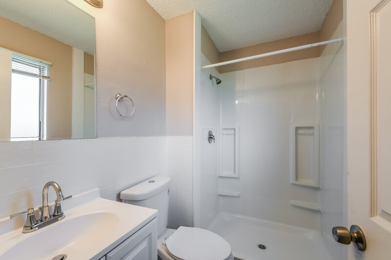 2,300/Mo, 2472 Millvalley Drive Florissant, MO 63031 Main Bathroom View