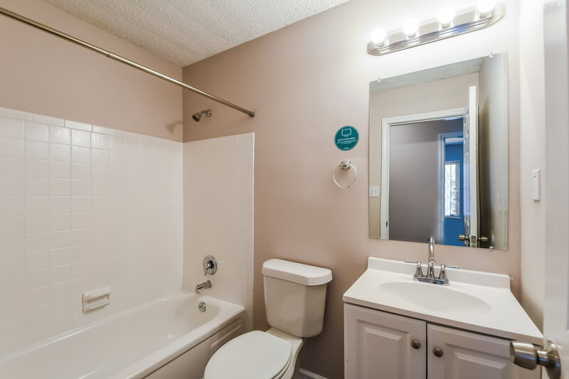 2,300/Mo, 2472 Millvalley Drive Florissant, MO 63031 Bathroom View