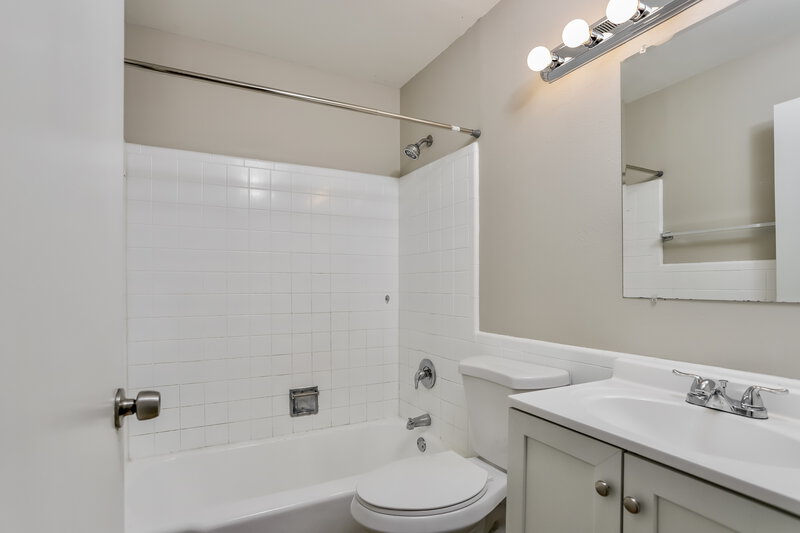 2,540/Mo, 3375 Rockingham Drive Florissant, MO 63033 Main Bathroom View