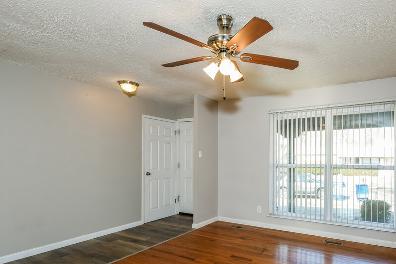 1,515/Mo, 6662 Champana Drive Florissant, MO 63033 Living Room View 2