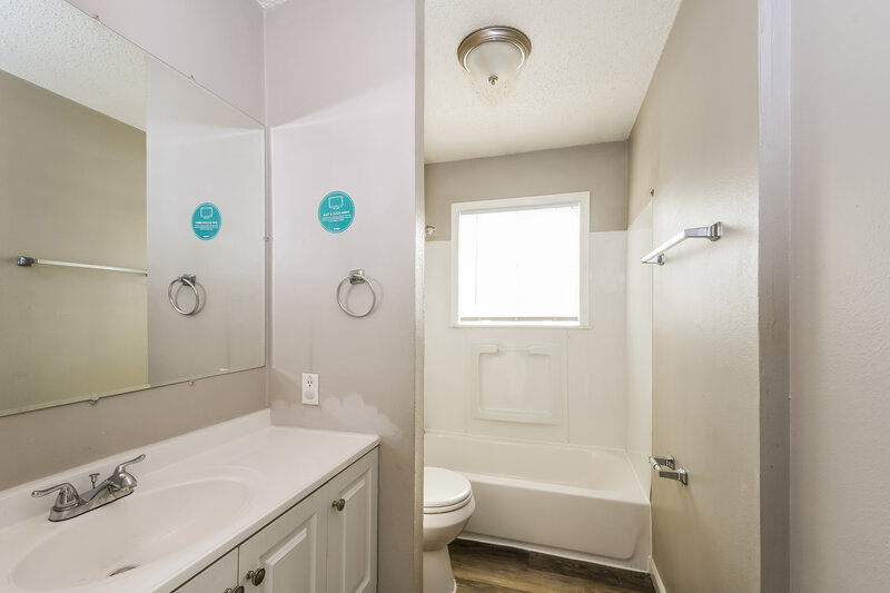 1,515/Mo, 6662 Champana Drive Florissant, MO 63033 Bathroom View