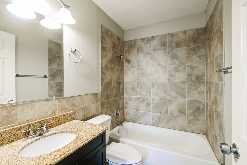 2,320/Mo, 4732 Bristol Rock Road Florissant, MO 63033 Main Bathroom View