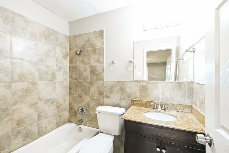 2,320/Mo, 4732 Bristol Rock Road Florissant, MO 63033 Bathroom View