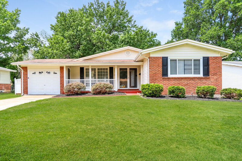 2,075/Mo, 2315 Birchview Dr Florissant, MO 63033 External View