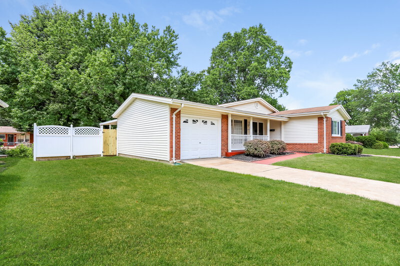 2,075/Mo, 2315 Birchview Dr Florissant, MO 63033 Front View