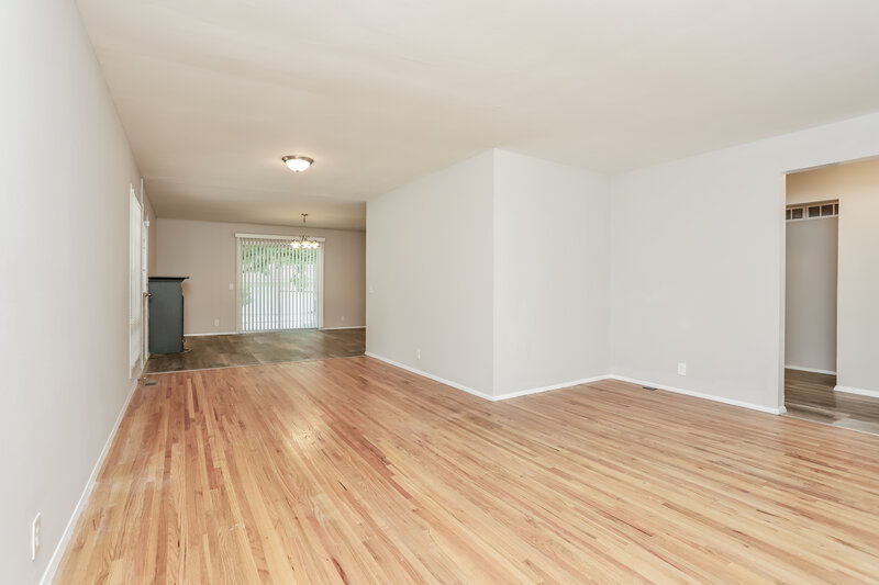 2,075/Mo, 2315 Birchview Dr Florissant, MO 63033 Living Room View 3