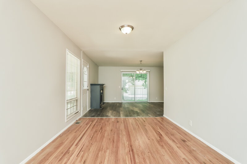 2,075/Mo, 2315 Birchview Dr Florissant, MO 63033 Living Room View 5