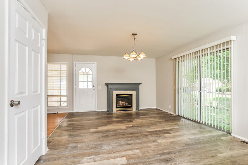 2,075/Mo, 2315 Birchview Dr Florissant, MO 63033 Living Room View 6