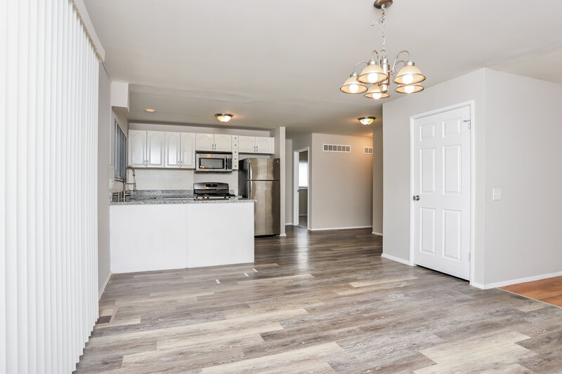 2,075/Mo, 2315 Birchview Dr Florissant, MO 63033 Dining Room View