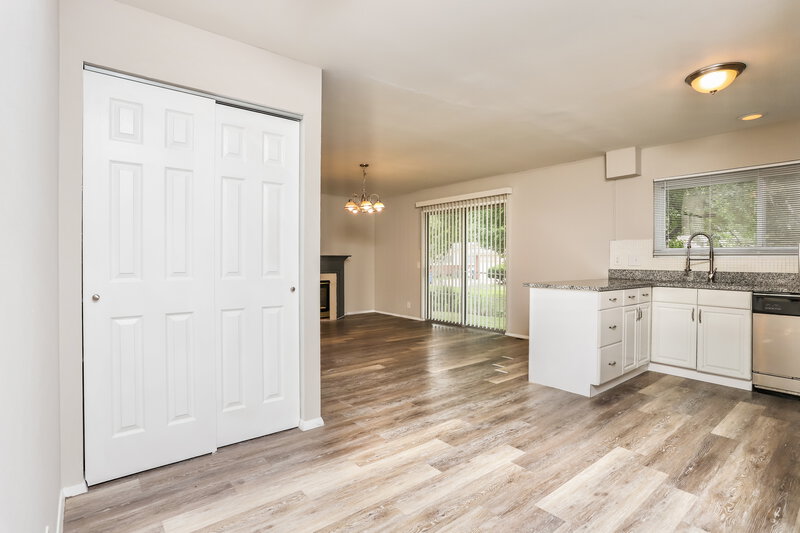 2,075/Mo, 2315 Birchview Dr Florissant, MO 63033 Kitchen View