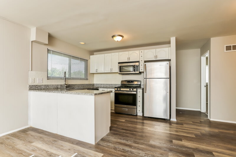 2,075/Mo, 2315 Birchview Dr Florissant, MO 63033 Kitchen View 2