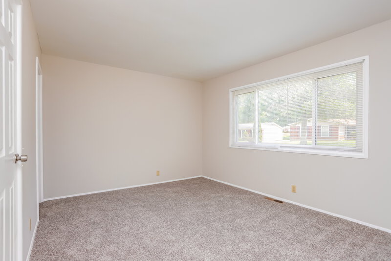 2,075/Mo, 2315 Birchview Dr Florissant, MO 63033 Main Bedroom View