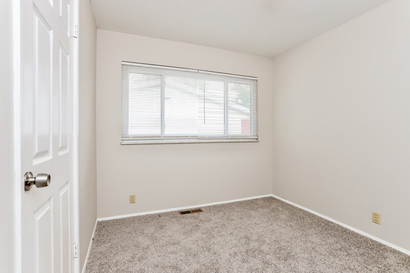 2,075/Mo, 2315 Birchview Dr Florissant, MO 63033 Main Bedroom View 4