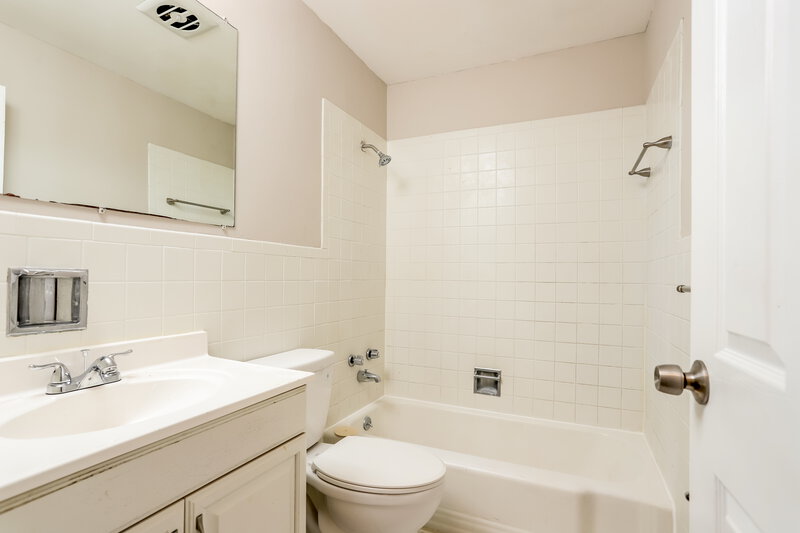 2,075/Mo, 2315 Birchview Dr Florissant, MO 63033 Main Bathroom View