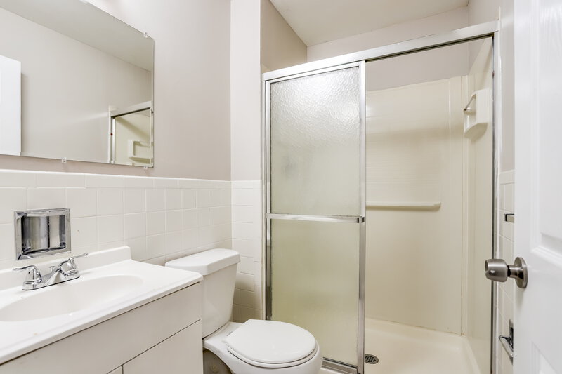 2,075/Mo, 2315 Birchview Dr Florissant, MO 63033 Bathroom View